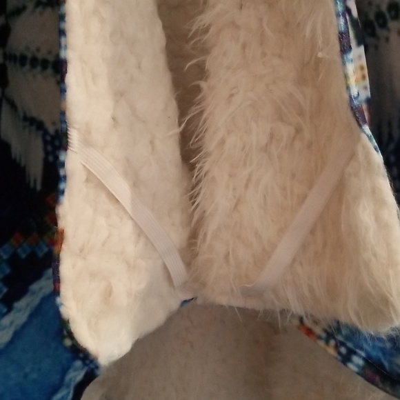 PONCHO, WRAP,  BLANKET SHAWL,  WARM  AND PRETTY. - Picture 6 of 6